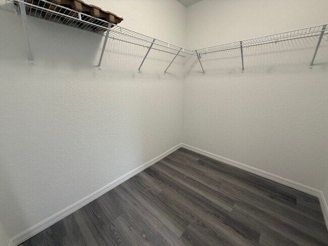 Building Photo - Great Price, Won't Last!!