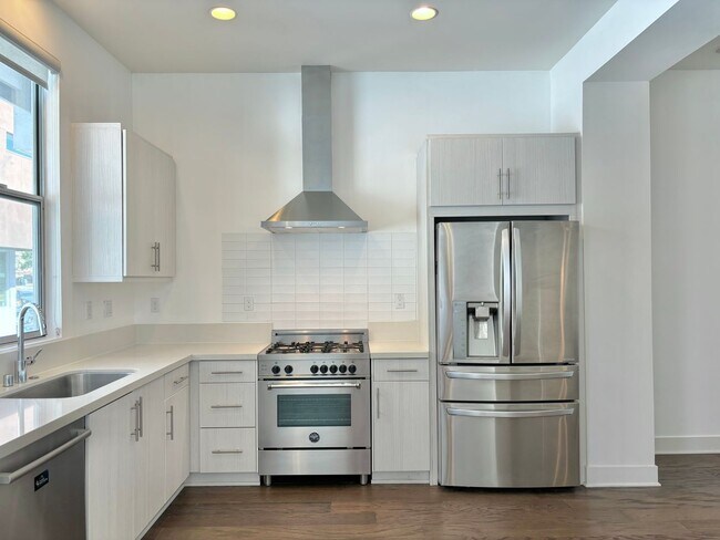 Building Photo - Spacious Light-Flooded 3-Story Silver Lake...