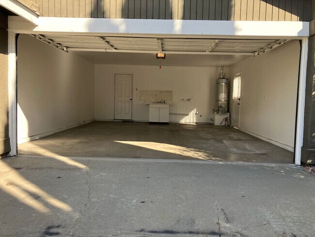 Building Photo - 3813 Saguaro Cir