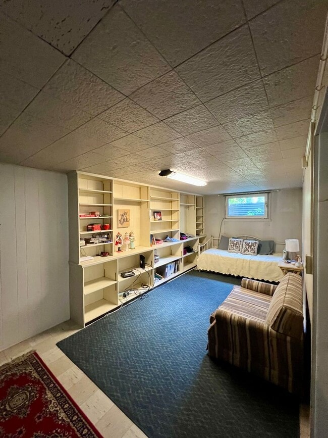 Building Photo - Available Nov 1st / Furnished / 1-Car Gara...