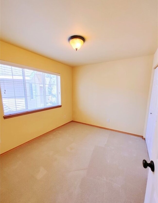 Building Photo - Spacious 3 Bedroom 2.5 Bath Condo Located ...