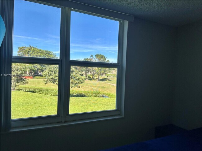Building Photo - 9441 Evergreen Pl