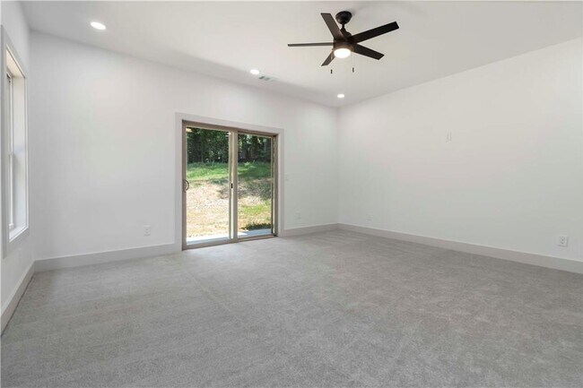 Building Photo - 2884 Thompson Cir