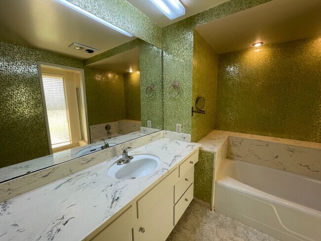 Building Photo - Custom home located next to Oakdale Country Club!