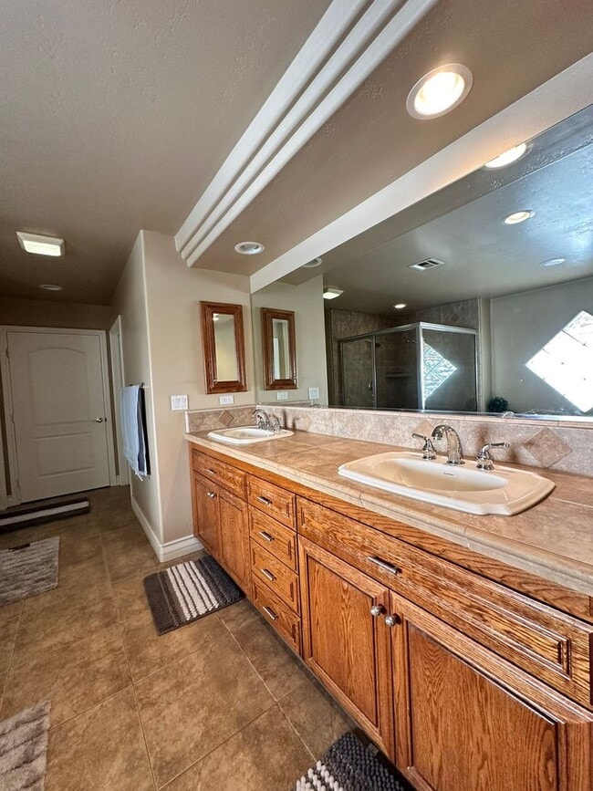 Building Photo - Spacious 5-bedroom, 3-bathroom short-term ...