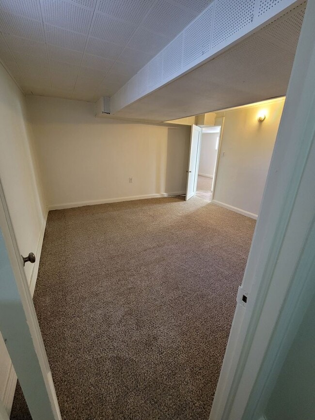 Building Photo - $1195 - 1BR/1BA Pet Friendly Duplex Near G...