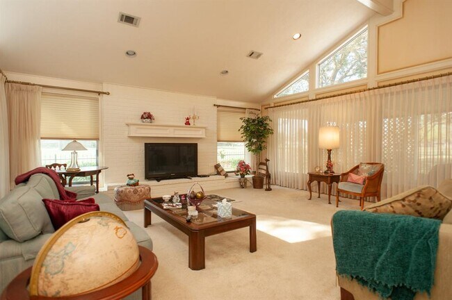 Building Photo - 2218 Green Tee Dr