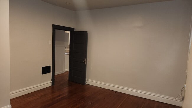 Building Photo - Elegant 2-Bedroom Duplex in Lively St. Louis Neighborhood.