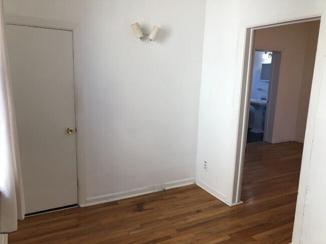Building Photo - Stunning 2 Bedroom Home in Five Points!