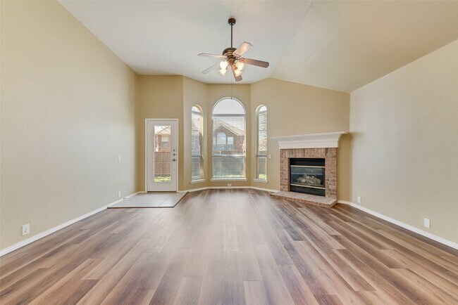 Building Photo - 2600 Spring Dr