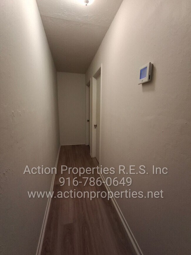 Building Photo - Central Roseville -Duplex 1 Bed, 1 Bath Duplex Large Fenced Yard, Gardener Included - No Laundry ...