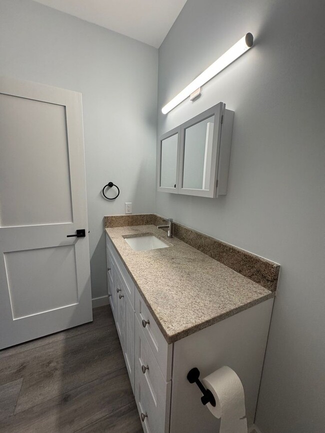 Building Photo - Newly Renovated 1-Bedroom/1-Bathroom/Den A...
