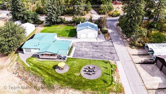Building Photo - Fully furnished and stocked Single Level H...