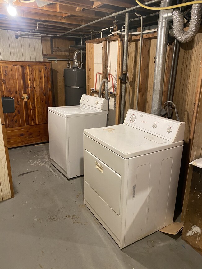 Building Photo - 819 E Hibiscus Ave