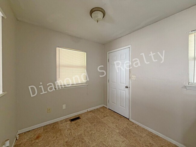 Building Photo - JUST REDUCED!  2 Bedroom House with Large ...