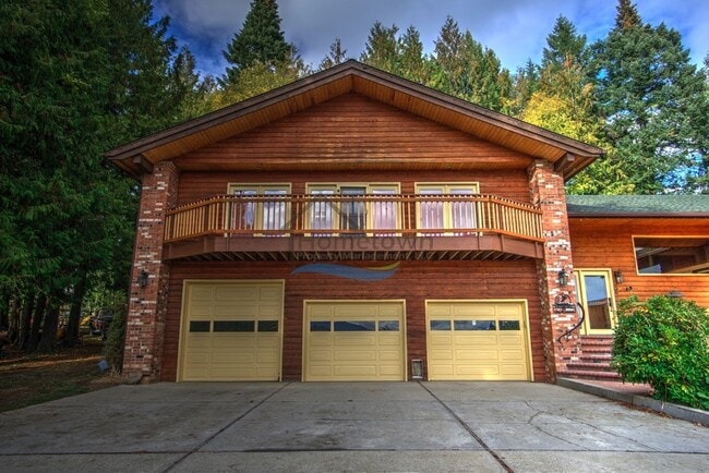 Building Photo - Custom Country Home With Spectacular Views...