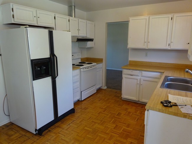 Building Photo - 7047 S Fairfax St