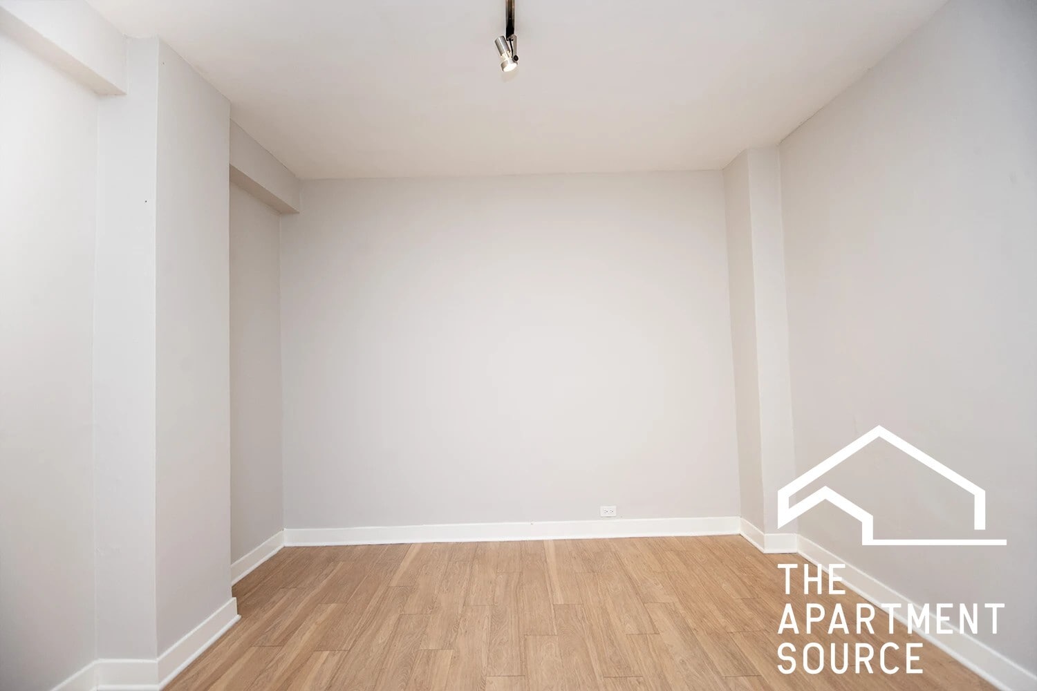 Building Photo - 511 W Belmont Ave