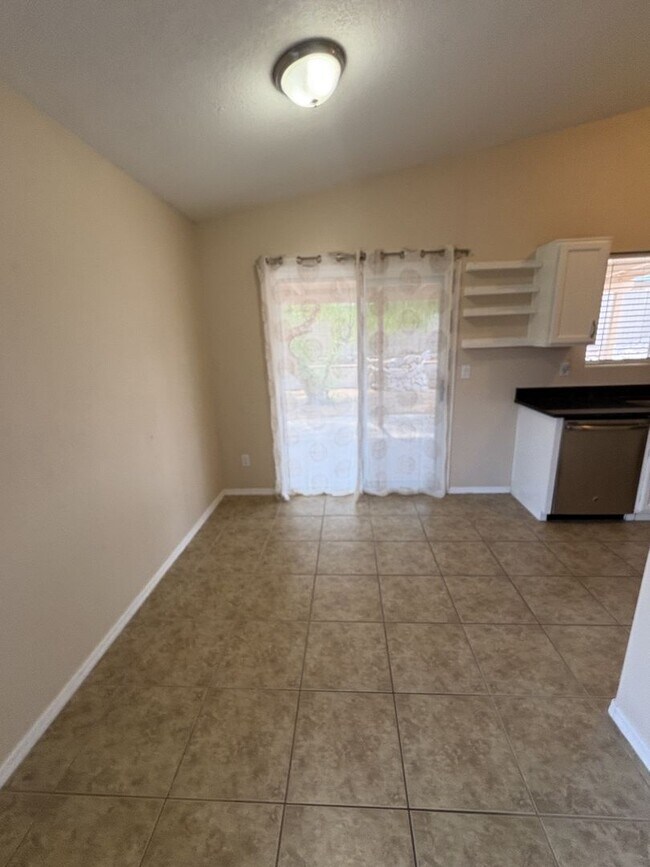 Building Photo - Move in ready east side rental
