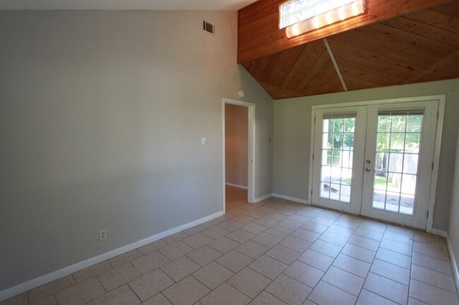 Building Photo - Southeast Austin Home with Vaulted Ceilings, Bonus Room & Private Backyard
