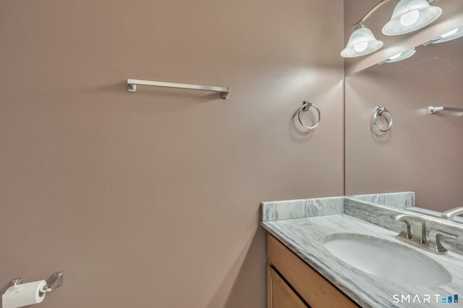 Building Photo - 60 Old Town Rd