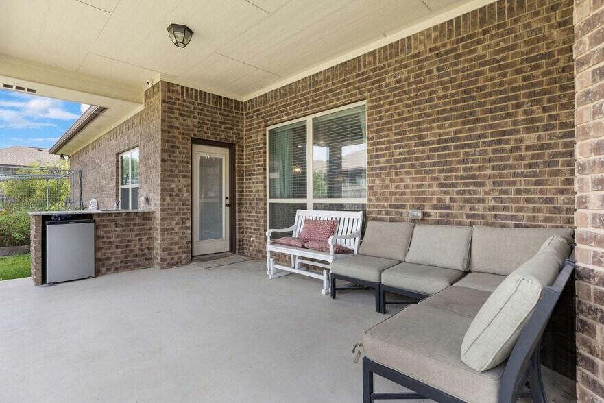 Building Photo - 2026 Henrietta Ave