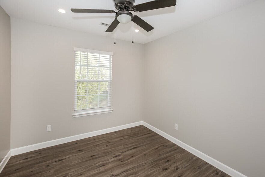 Building Photo - 434 Glencroft Dr