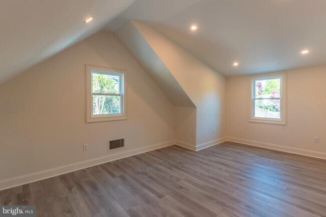 Building Photo - 248 Penncrest Dr