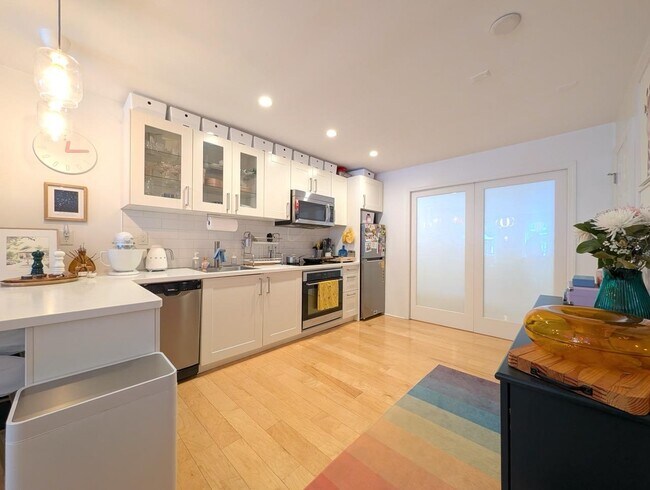 Building Photo - 332 York St