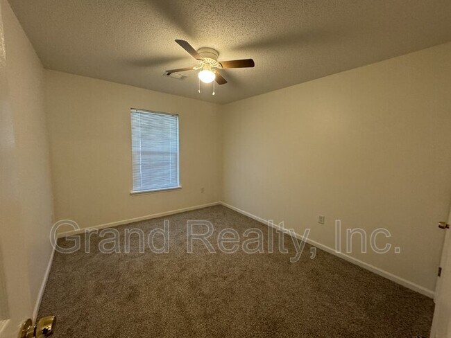 Building Photo - 1015 Peakview Dr