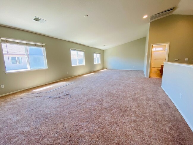 Building Photo - Spacious and Beautiful Home Close to a Huge Park