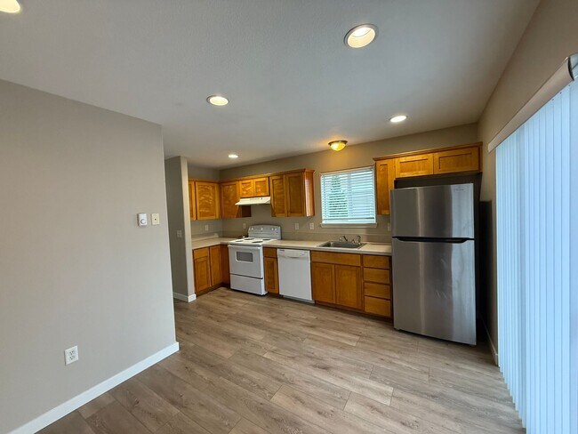Building Photo - FREE RENT through FEBRUARY - SEE LISTING for DETAILS!  Newly Updated Two Bedroom Townhome Availab...