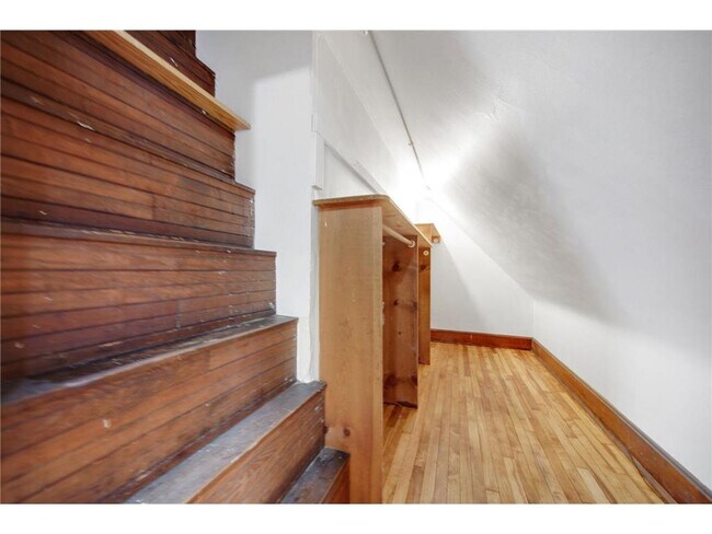 Building Photo - 804 Hawthorne Ave E