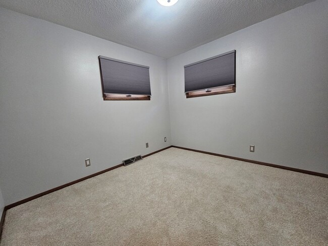 Building Photo - 2 Bedroom 2 Bath Corner Lot, In Small Town Fairfax