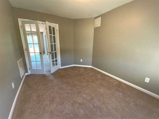 Building Photo - Welcome to Creeker Town South!