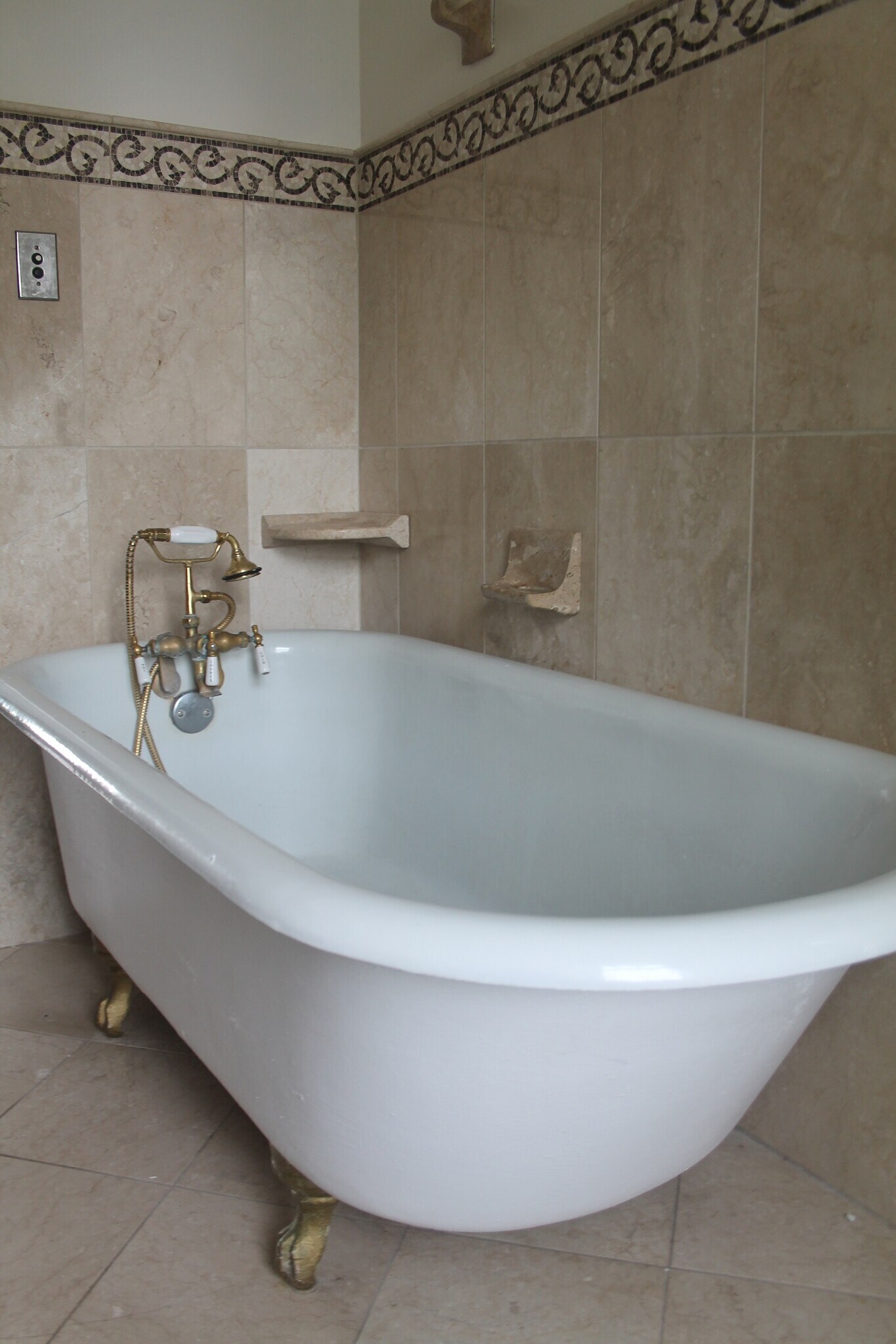 Clawfoot Tub - 106 SE 2nd Ave