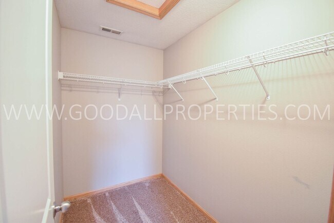 Building Photo - 2 Bedroom, 2.5 bath townhome in Urbandale ...