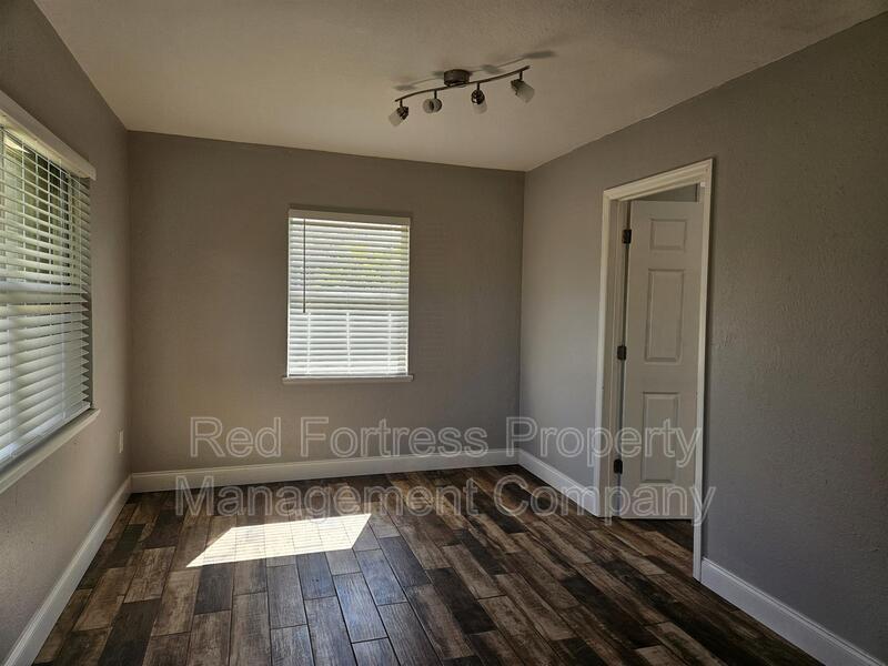 Building Photo - 433 South Dr