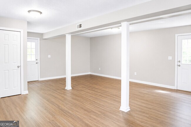 Building Photo - 257 Omega Dr