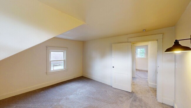 Building Photo - 210 Perry St