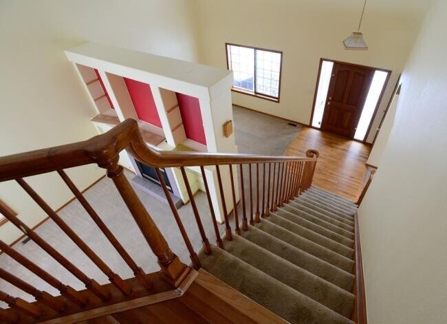 Building Photo - Sunny and Bright 5 bed, 4 bath Home with L...