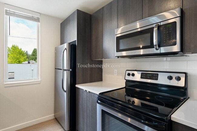 Building Photo - Contemporary 2 BD | 1.5 BA Apartment in The Heart of Northeast Portland