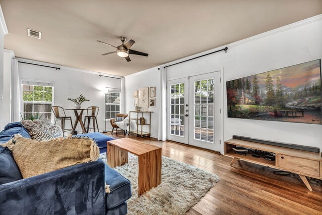 Building Photo - 4203 Duval St