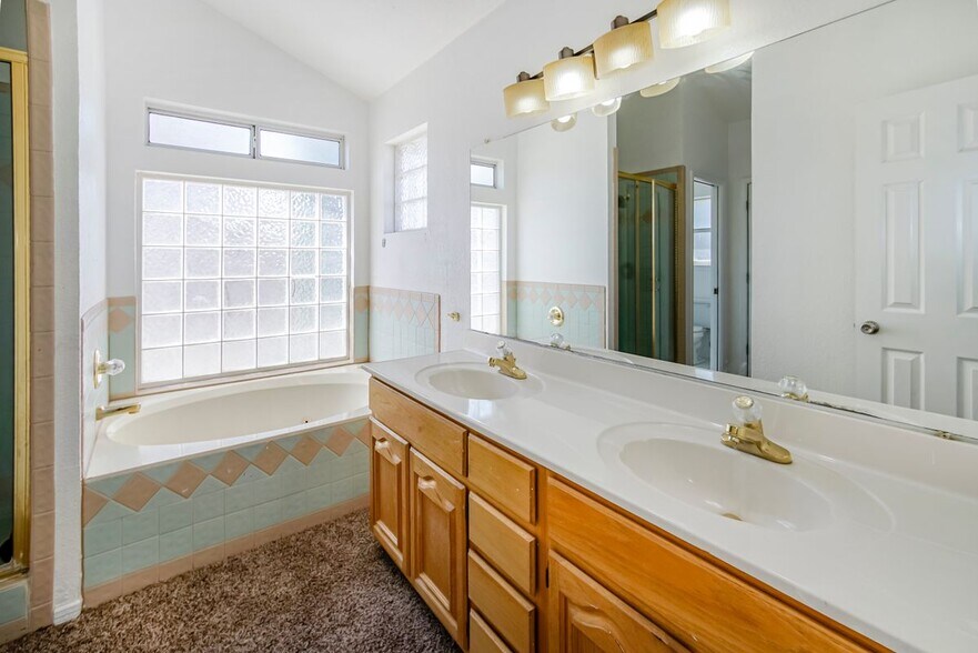 Building Photo - 908 Los Pinos Way
