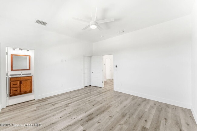Building Photo - 2355 N Riverside Dr