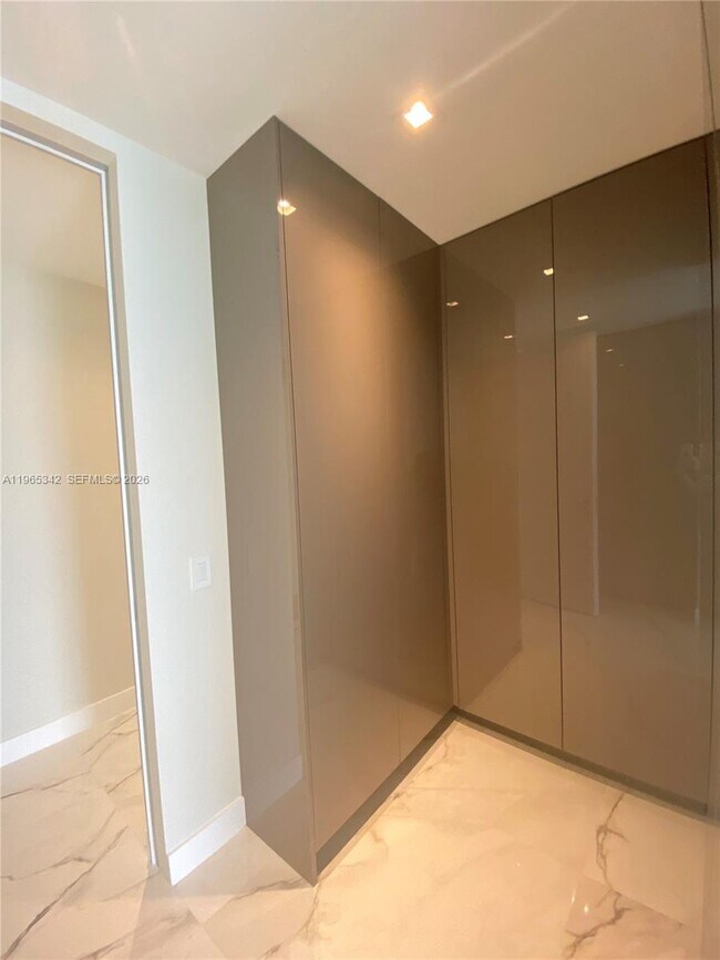 Building Photo - 18975 Collins Ave