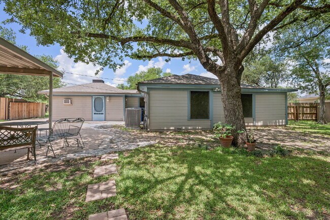 Building Photo - 1030 Walton Dr