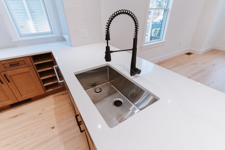 Building Photo - 5 Thurston St