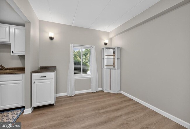 Building Photo - 217 Village Walk