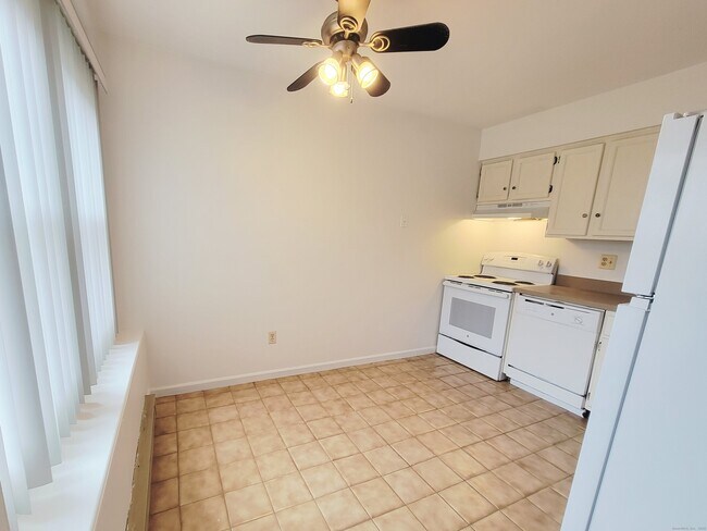 Building Photo - 96 Valley Dr